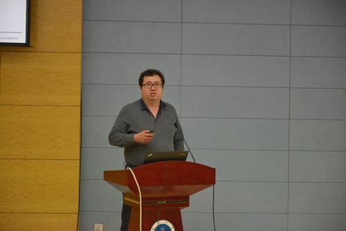 南京大学詹德川副教授做《Multi-Model Learning in Mobile Environment》报告
